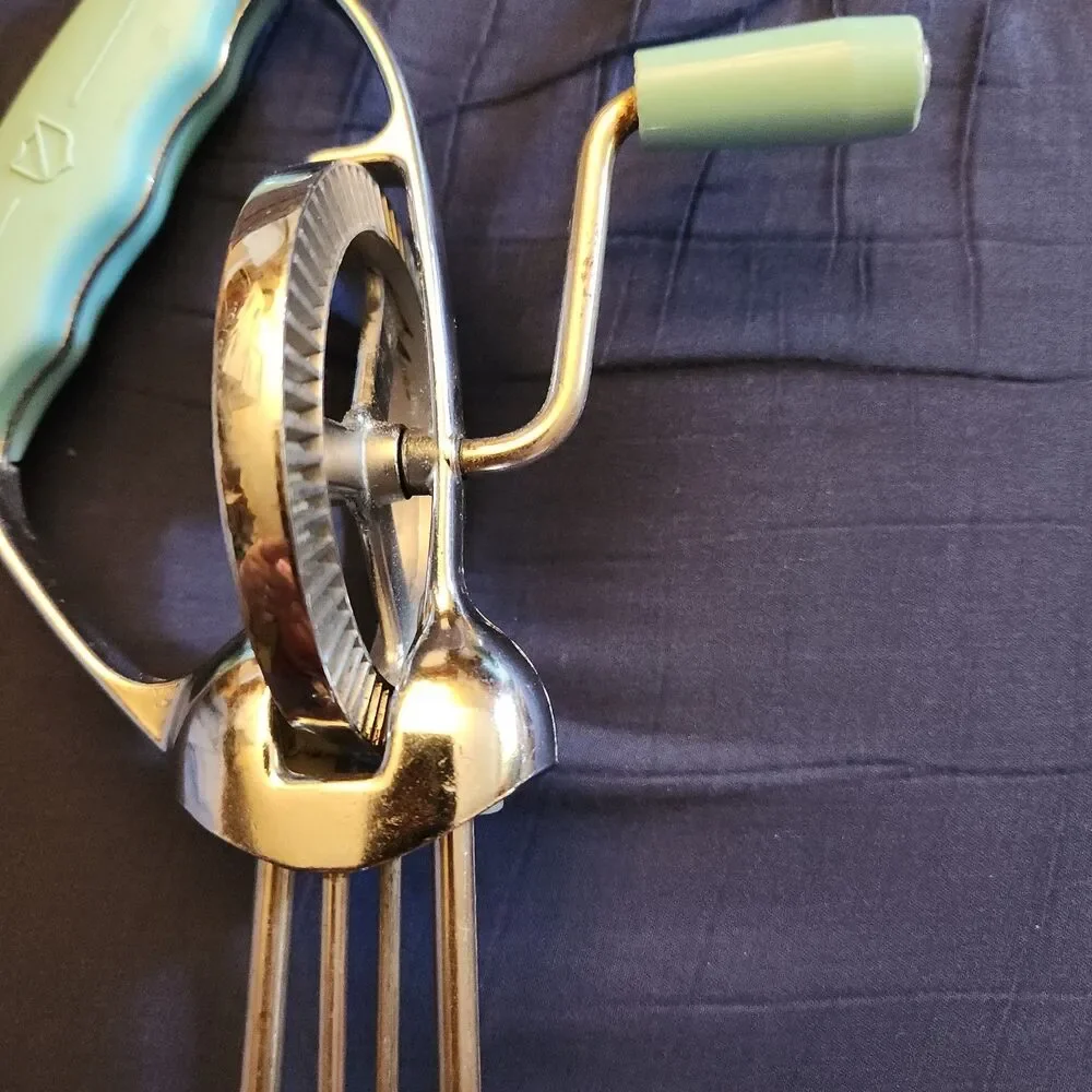 Vtg. 50s/60s Maynard Egg Beater Hand Mixer Turquoise Handles & Stainless Steel
